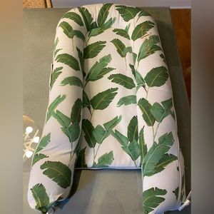 DockATot Deluxe Banana Leaf Print Very Good Condition